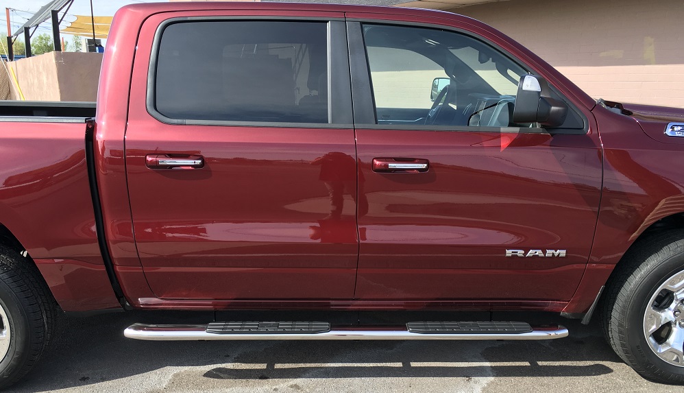 オータムセール Nerf Bar 2019-2020 RAM 1500 [Quad/Extended Cab]楕円形の曲線クロム5  "ステップナーフバー Fits 2019-2020 Ram 1500 [QUAD/EXTENDED CAB] Oval Curv 