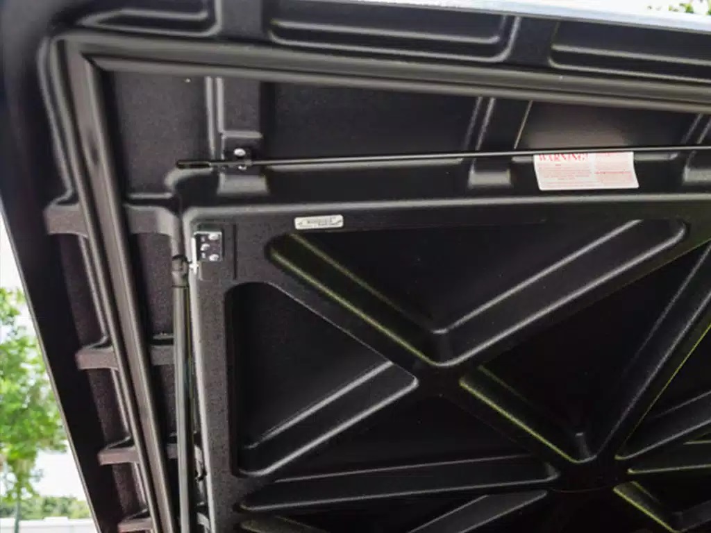 UNDERCOVER SE TRUCK BED TONNEAU COVER UNDERCOVER SE TRUCK BED TONNEAU COVER